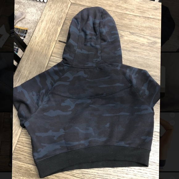 NEW Alphalete Camo Cropped Hoodie - Picture 3 of 6